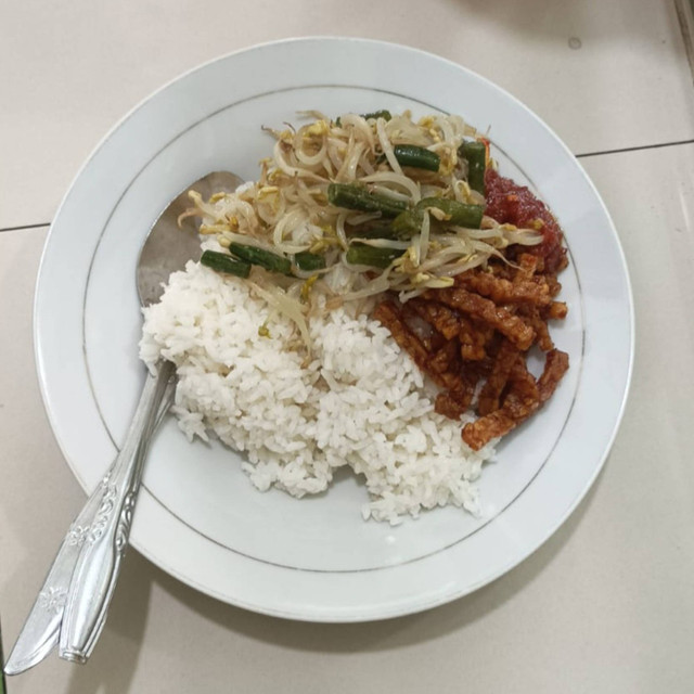 Porsi makanan harga Rp 9 ribu di warung tegal (warteg) di Jakarta Selatan. Foto: kumparan