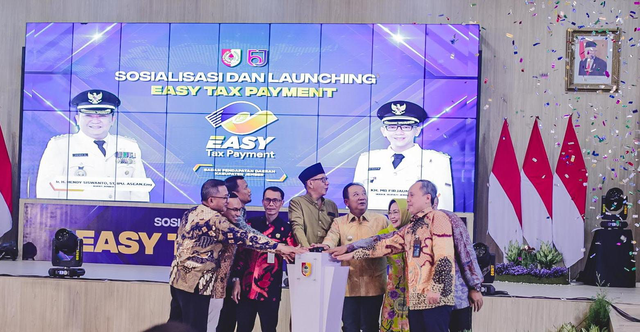 Bupati Jember Hendy Siswanto dan sejumlah pejabat saat Bapenda menggelar sosialisasi kemudahan pajak. Foto: Dok. Istimewa