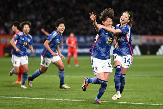 Selebrasi pemain Timnas Wanita Jepang usai mencetak gol ke gawang Korea Utara pada pertandingan kualifikasi Olimpiade 2024 di Stadion Nasional, Tokyo, pada 28 Februari 2024. Foto: Philip FONG / AFP