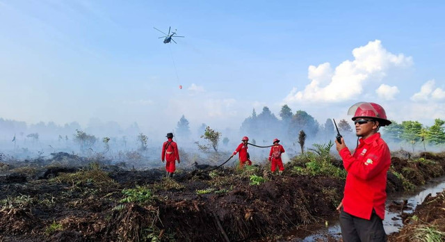 Mangala Agni Daops Sumatera XV/Muba sedang memadamkan api di Muba, Foto : Mangala Agni