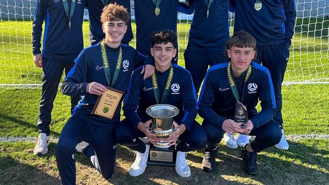 Matthew Baker merayakan juara bersama tim yang dikapteninya, Victoria Blue. Mereka juara turnamen National Youth Championships U-15 2024, dengan mengalahkan tim South Australia di final pada Minggu (21/7). Foto: Instagram/@melbournecity