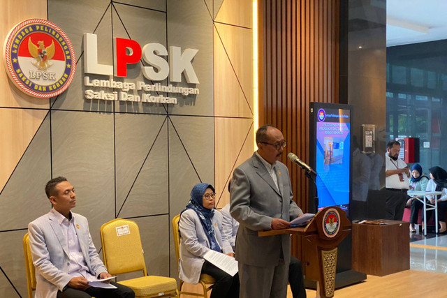 Brigjen. POL.PURN. DR. Achmadi, S.H. selaku ketua LPSK pada konferensi pers LPSK terkait kasus kematian E dan V di Cirebon, Kantor LPSK, Ciracas, Jakarta Timur, Senin (22/7/2024).  Foto: Abid Raihan/kumparan