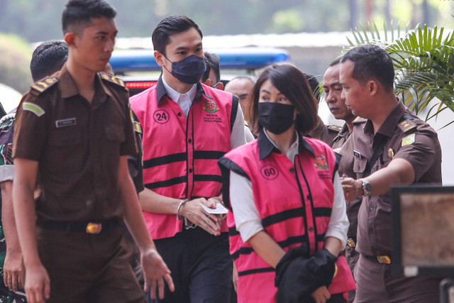 Dua tersangka kasus dugaan korupsi di PT Timah Harvey Moeis (kedua kiri) dan Helena Lim (kedua kanan) berjalan memasuki gedung saat pelimpahan tahap dua di Kejaksaan Negeri Jakarta Selatan, Jakarta, Senin (22/7/2024). Foto: Asprilla Dwi Adha/ANTARA FOTO