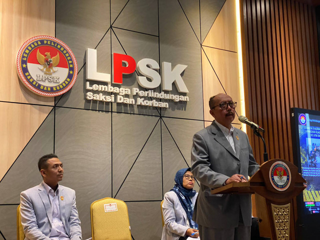 Brigjen. POL.PURN. DR. Achmadi, S.H. selaku ketua LPSK pada konferensi pers LPSK terkait kasus kematian E dan V di Cirebon, Kantor LPSK, Ciracas, Jakarta Timur, Senin (22/7/2024).  Foto: Abid Raihan/kumparan