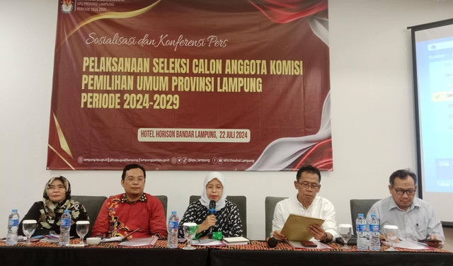 Tim seleksi calon anggota KPU Provinsi Lampung terdiri Siti Khoiriah sebagai ketua, Hervin Yoki Pradikta sebagai sekretaris, serta tiga anggota yakni Achmad Moelyono, Fitri Yanti, dan Samsuar. | Foto : Eka Febriani / Lampung Geh