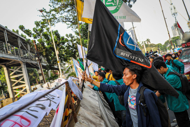 Kelompok mahasiswa yang tergabung dalam Aliansi Badan Eksekutif Mahasiswa Seluruh Indonesia (BEM SI) melakukan unjuk rasa di kawasan Patung Kuda, Jakarta, Senin (22/7/2024). Foto: Iqbal Firdaus/kumparan