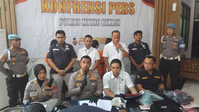 Polres Metro Bekasi merilis kasus pembunuhan yang dilakukan istri, anak dan pacar anak, Senin (22/7/2024). Foto: kumparan