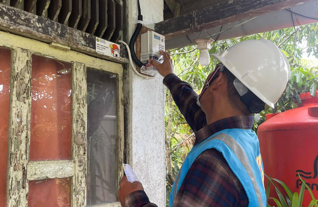 Petugas PLN sedang melakukan aktivasi pada salah satu kWh masyarakat penerima bantuan Program BPBL tahun 2024. Foto: Dok. PLN Kalbar