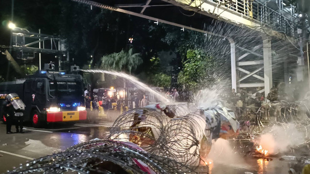 Massa aksi BEM SI ditembak water canon oleh kepolisian agar massa aksi membubarkan diri dari Patung Kuda, Jakarta Pusat, Senin (22/7/2024). Foto: Fadlan Nuril Fahmi/kumparan