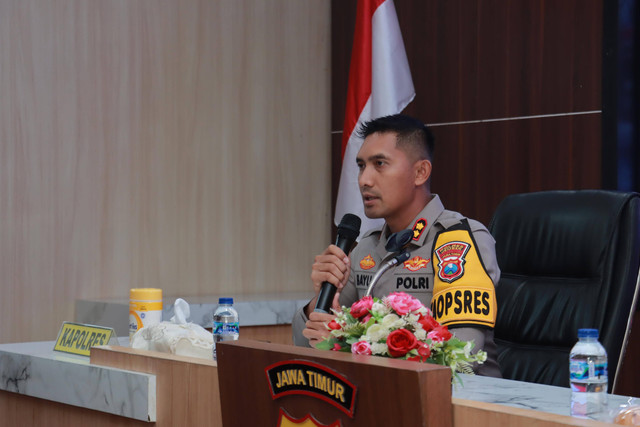 Kapolres Jember, AKBP Bayu Pratama Gubunagi, saat rapat koordinasi dengan PSHT Jember, Senin (22/7/2024). Dok: Polres Jember