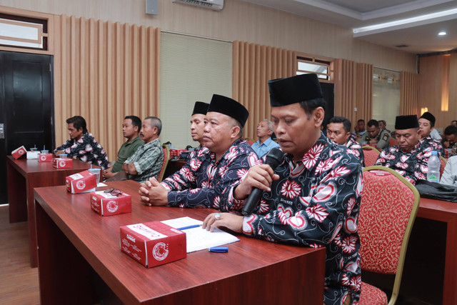 Ketua PSHT Jember, Djono Wasinudin, berbicara di rapat koordinasi dengan Polres Jember. Dok: Polres Jember