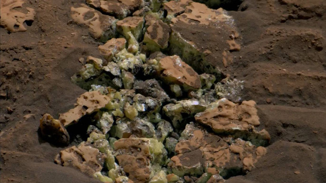 Kristal hijau kekuningan terbuat dari sulfur murni ditemukan robot Curiosity milik NASA. Foto: NASA/JPL-Caltech/MSSS