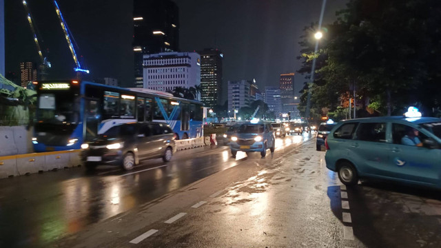 Jalan Medan Merdeka Barat kembali dibuka usai demonstrasi dari BEM SI, Jakarta Pusat, Senin (22/7/2024). Foto: Fadlan Nuril Fahmi/kumparan