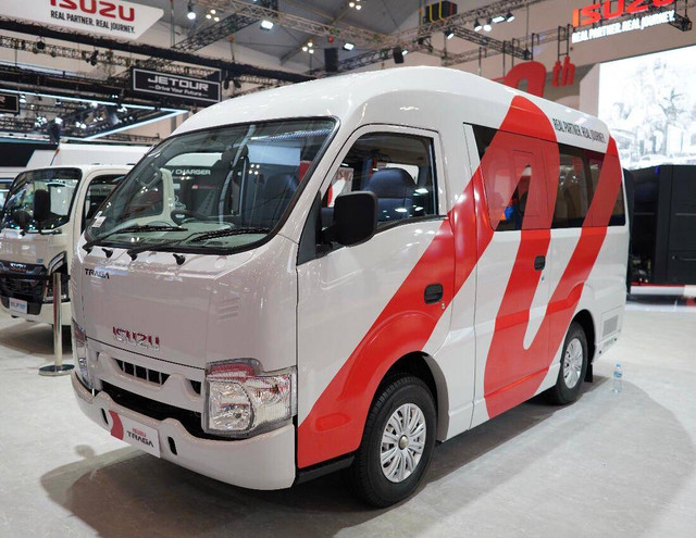 Isuzu Traga Bus tampil di GIIAS 2024. Foto: Isuzu