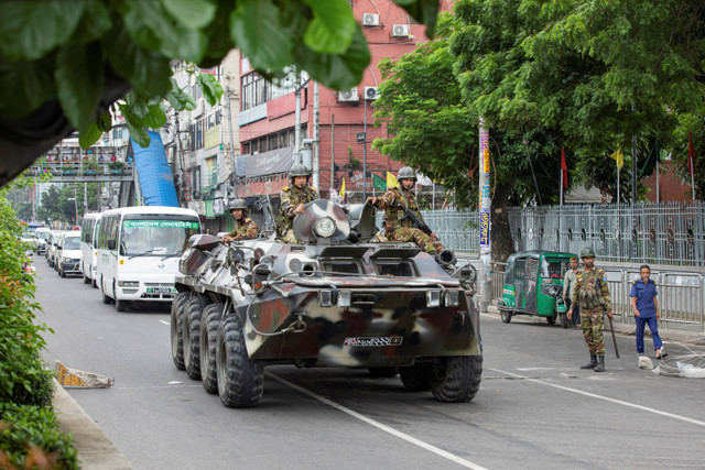 Pasukan militer berpatroli dengan kendaraan lapis baja di Dhaka, Bangladesh, Senin (22/7/2024). Foto: Rajib Dhar/AP PHOTO