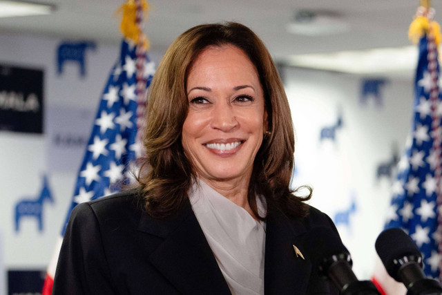 Jika Kamala Harris terpilih sebagai Presiden Amerika Serikat, Kamala akan menjadi perempuan pertama yang berkantor di Gedung Putih dan memegang kekuasaan tertinggi sebagai pemimpin eksekutif di negara Paman Sam. . Foto: Erin SCHAFF / POOL / AFP