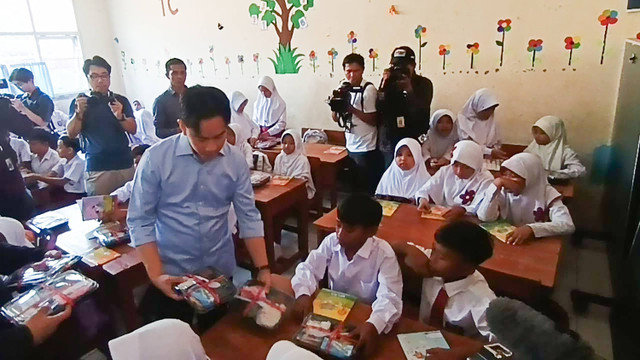 Cawapres terpilih, Gibran Rakabuming Raka melakukan uji coba makan bergizi gratis di Sentul, Bogor, Selasa (23/7/2024). Foto: Dok. Istimewa