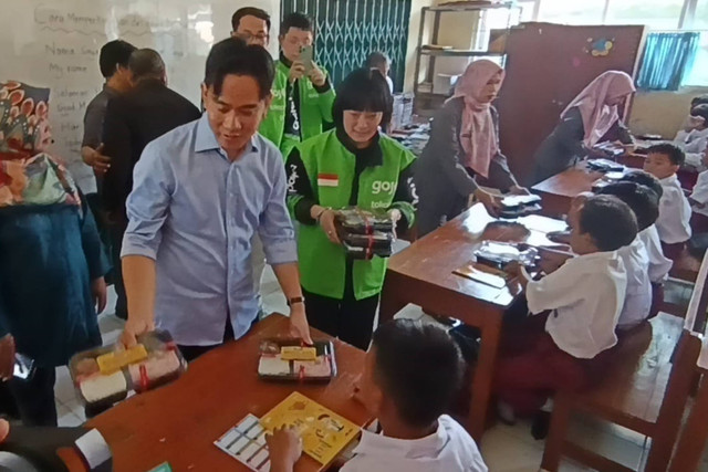 Cawapres terpilih, Gibran Rakabuming Raka melakukan uji coba makan bergizi gratis di Sentul, Bogor, Selasa (23/7/2024). Foto: Dok. Istimewa