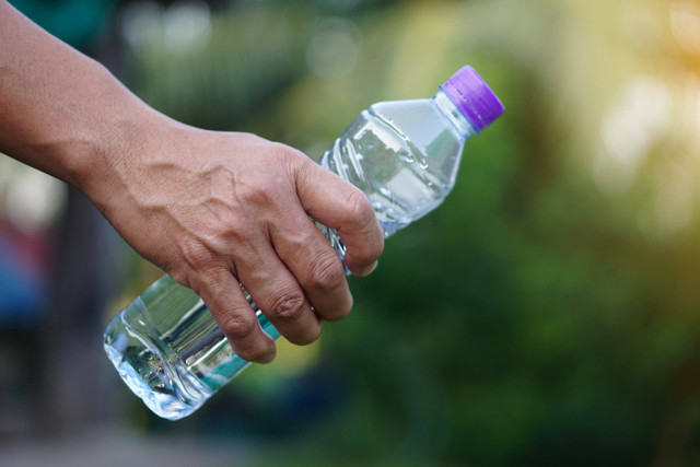 Ilustrasi air mineral botol. Foto: Shutterstock