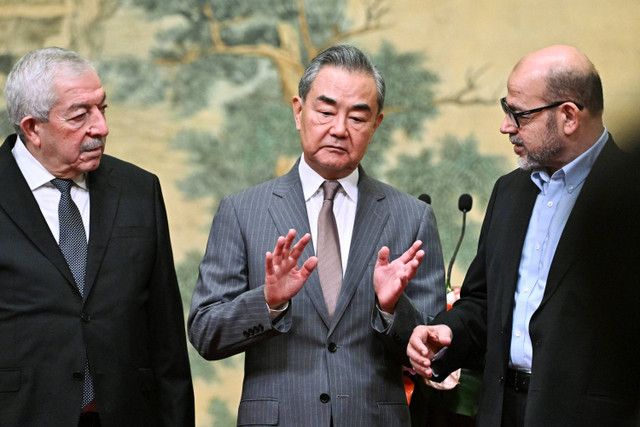 Menteri Luar Negeri Tiongkok Wang Yi menjamu Mahmoud al-Aloul serta Mussa Abu Marzuk di Wisma Negara Diaoy, Beijing, China, Selasa (23/7/2024). Foto: PEDRO PARDO/AFP