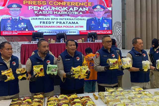 Ditresnarkoba Polda Jatim mengungkap kasus narkotika jenis sabu jaringan DPO Fredy Pratama di Mapolda Jatim, Selasa (23/7/2024). Foto: Farusma Okta Verdian/kumparan