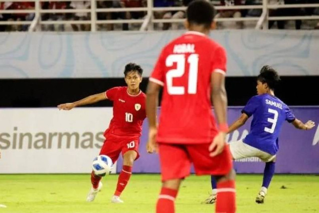 Pemain Timnas Indonesia U-19 Muhammad Kafiatur menendang bola saat melawan Kamboja pada babak penyisihan grup A Piala AFF U-19 di Stadion Gelora Bung Tomo Surabaya, Sabtu (20/7/2024). Foto: Rizal Hanafi/ANTARA FOTO