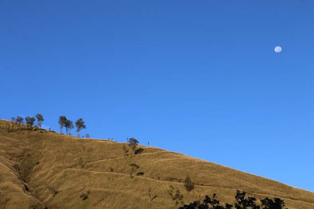 Syarat Naik Gunung Rinjani. Foto hanya ilustrasi bukan tempat sebenarnya. Sumber foto: Unsplash/Ilham