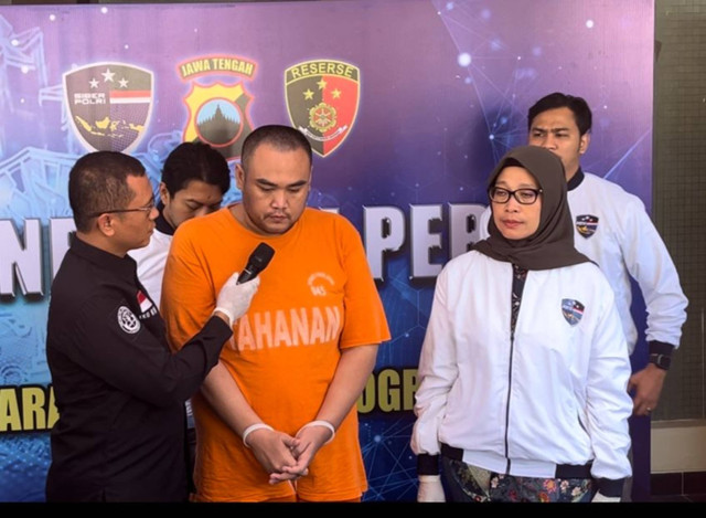 Tampang RS penjual video porno anak saat dihadirkan dalam jumpa pers. Foto: Intan Alliva/kumparan