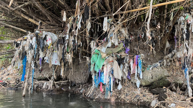 Salah satu titik di Sungai Winongo Yogya yang banyak terdapat sampah, Sabtu (20/7). Foto: Iqbal Twq/Pandangan Jogja