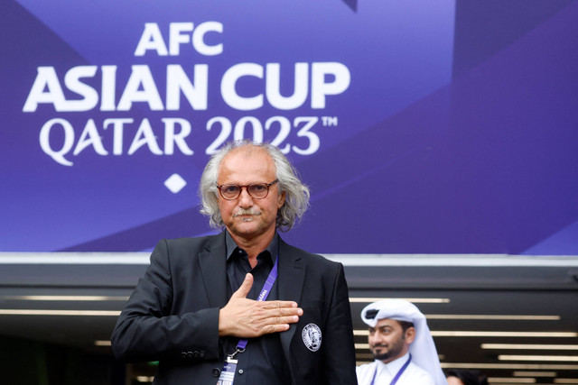 Pelatih Tajikistan asal Kroasia, Petar Segrt, bereaksi saat Piala AFC Qatar 2023 di Stadion Ahmad Bin Ali di Al-Rayyan, Doha, Qatar, Sabtu (2/2/2024). Foto: Karim Jaafar / AFP