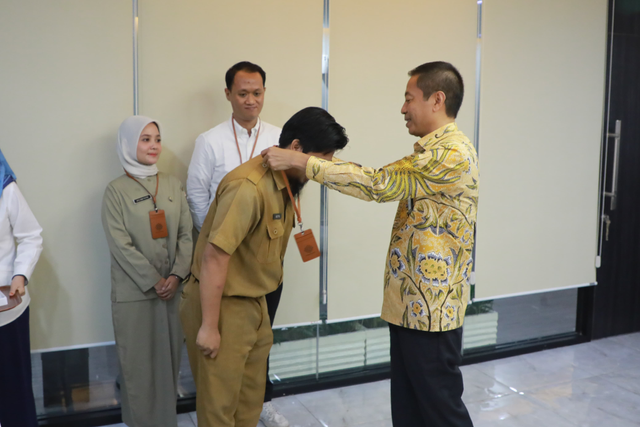 Direktur Jenderal Pembinaan Penempatan Tenaga Kerja dan Perluasan Kesempatan Kerja Kemnaker, Haryanto melepas peserta Benchmarking in Summer Training Japan 2024 di Jakarta, Selasa (23/7/2024). Foto: Dok. Kemnaker