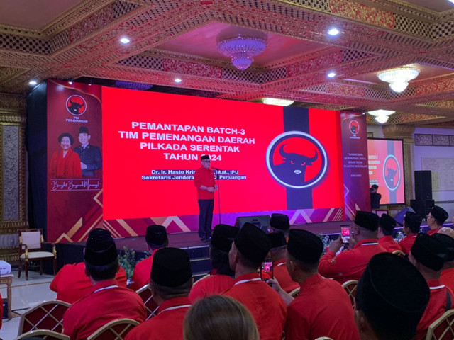 Sekertaris Jenderal PDIP Hasto Kristiyanto menyampaikan pidato pada acara pelatihan nasional tim pemenangan daerah Pilkada 2024 di Hotel Seruni, Bogor, Jawa Barat, Selasa (23/7/2024).  Foto: Luthfi Humam/kumparan