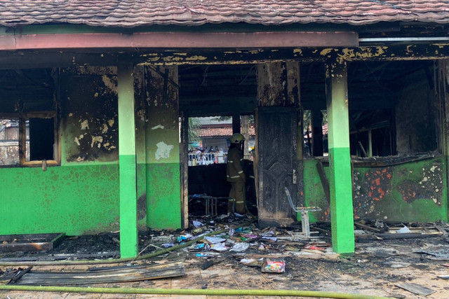 Kebakaran di SDN Pondok Bambu 01 Pagi, Jakarta Timur, Selasa (23/7/2024).  Foto: Abid Raihan/kumparan