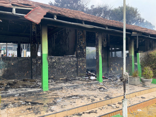 Kebakaran di SDN Pondok Bambu 01 Pagi, Jakarta Timur, Selasa (23/7/2024).  Foto: Abid Raihan/kumparan