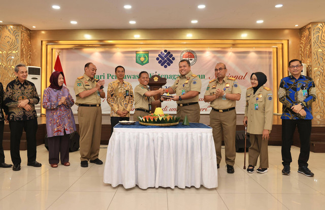 Pelaksana Harian Dirjen Binwasnaker dan K3 Kementerian Ketenagakerjaan, Sunardi Manampiar Sinaga (keempat dari kanan) pada acara Peringatan Hari Ulang Tahun Pengawasan Ketenagakerjaan ke-76, di Ruang Serbaguna Kementerian Ketenagakerjaan Jakarta, Selasa (23/7/2024). Foto: Dok. Kemnaker