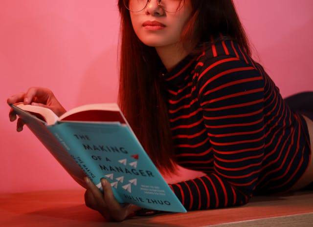 Ilustrasi membaca dengan metode SQ3R. Foto: Pexels.