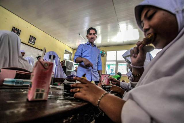 Wakil Presiden terpilih Gibran Rakabuming Raka meninjau uji coba pelaksanaan program makan bergizi gratis di SDN Sentul 03, Kabupaten Bogor, Jawa Barat, Selasa (23/7/2024). Foto: Yulius Satria Wijaya/ANTARA FOTO