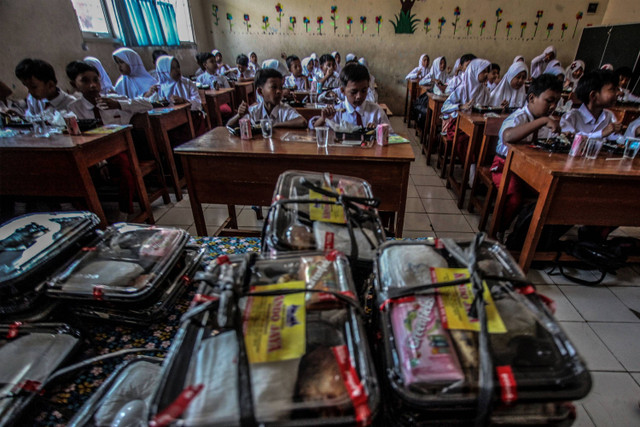 Sejumlah siswa makan bersama saat uji coba makan bergizi gratis di SDN Sentul 03, Kabupaten Bogor, Jawa Barat, Selasa (23/7/2024) Foto: Yulius Satria Wijaya/ANTARA FOTO