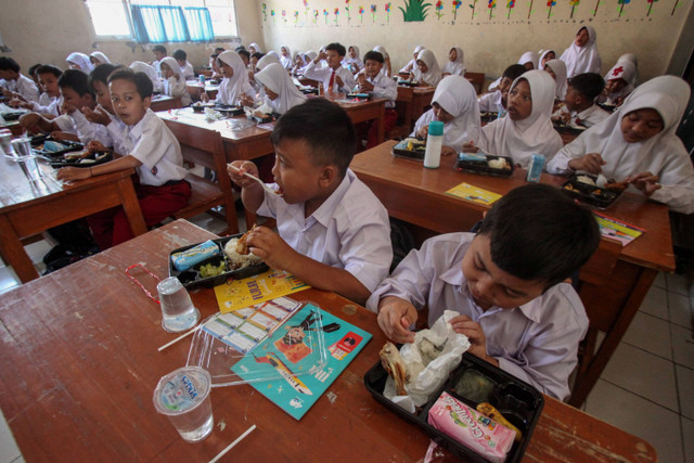 Sejumlah siswa makan bersama saat uji coba makan bergizi gratis di SDN Sentul 03, Kabupaten Bogor, Jawa Barat, Selasa (23/7/2024) Foto: Yulius Satria Wijaya/ANTARA FOTO