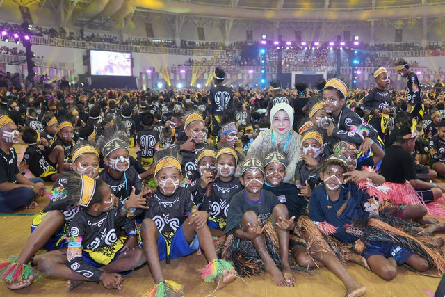 Ketua TP PKK Kalbar, Windy Prihastari bersama anak-anak Papua saat memperingati Hari Anak Nasional. Foto: Dok. Adpim Pemprov Kalbar