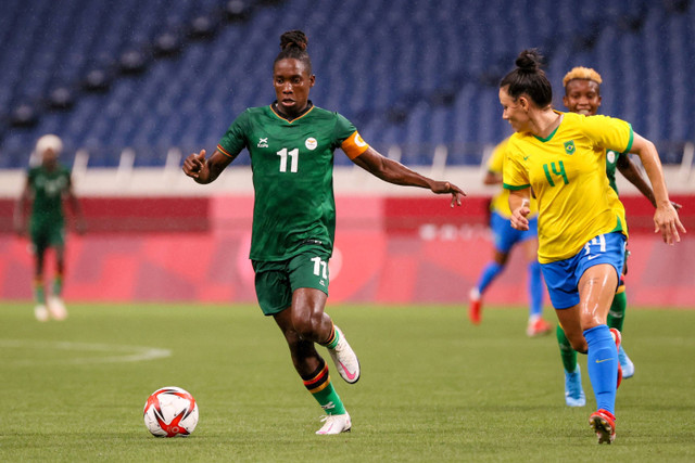 Penyerang Zambia, Barbra Banda mencoba melewati pemain belakang Brasil Jucinara dalam pertandingan sepak bola babak pertama grup F putri Olimpiade Tokyo 2020 antara Brasil dan Zambia di Stadion Saitama, Saitama, pada 27 Juli 2021 Foto: Ayaka Naito/AFP