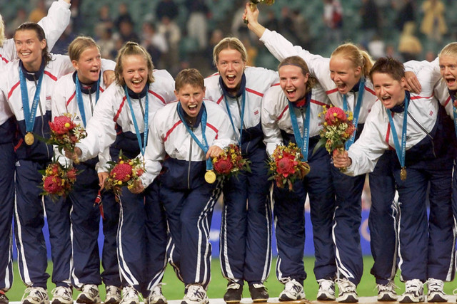 Norwegian players salute the crowd on the podium after receiving the gold medal in the women's soccer final after defeating the United States in the Sydney 2000 Olympic Games 28 September 2000.  Foto: PATRICK KOVARIK/AFP