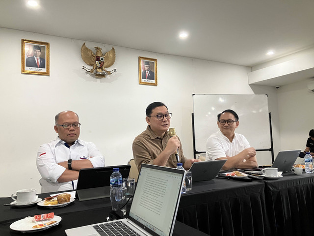 Kepala Grup Departemen Pengelolaan Moneter & Aset Sekuritas (DPMA) BI, Ramdan Denny Prakoso (tengah), saat memberikan materi Editors Briefing di Sumba, NTT, Senin (22/7/2024). Foto: Ema Fitriyani/kumparan