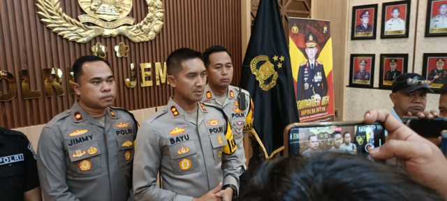 Keterangan Polres Jember kepada media tentang penyebab insiden pengeroyokan oleh oknum pesilat PSHT terhadap polisi. Foto: Dok. kumparan