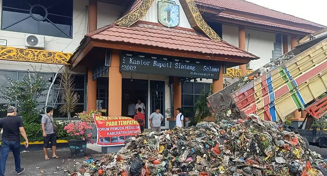 Tumpukan sampah yang dibuang ke Kantor Bupati Sintang sebagai bentuk protes penanganan sampah yang tidak maksimal. Foto: Yusrizal/Hi!Pontianak