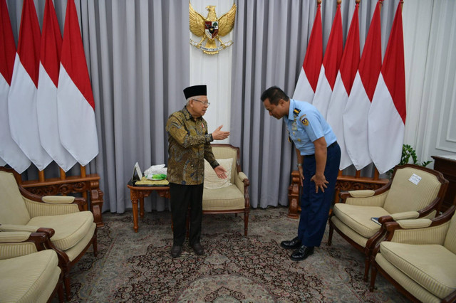 Wakil Presiden Ma'ruf Amin menerima KSAU Marsekal TNI Tonny Harjono di Kediaman Wapres, Senin (22/7/2024). Foto: Dok. BPMI Setwapres