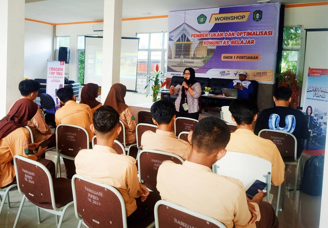 Asmo Kalbar menggandeng jurnalis memberikan edukasi kepada pelajar di Pontianak. Foto: Dok. Astra Motor Kalbar