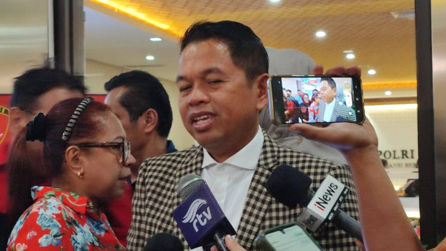 Dedi Mulyadi menyampaikan keterangan terkait kasus pembunuhan Vina dan Eky di Bareskrim Polri, Jakarta, Selasa (23/7/2024). Foto: Rachmadi Rasyad/kumparan