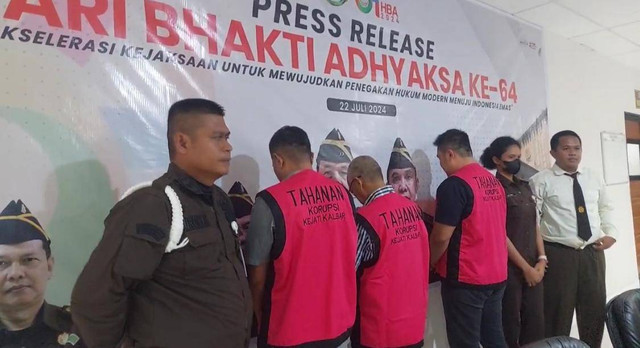 Ketiga tersangka korupsi pengadaan kapal penyeberanagn di Kapuas Hulu senilai Rp 2,5 miliar. Foto: Dok. Kejati Kalbar