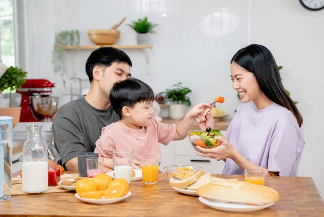 Ilustrasi keluarga konsumsi makanan sehat. Foto: Pormezz/Shutterstock 